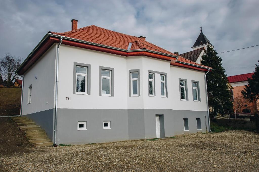 ZákányMosolyka Vendégház的白色房子,有红色屋顶