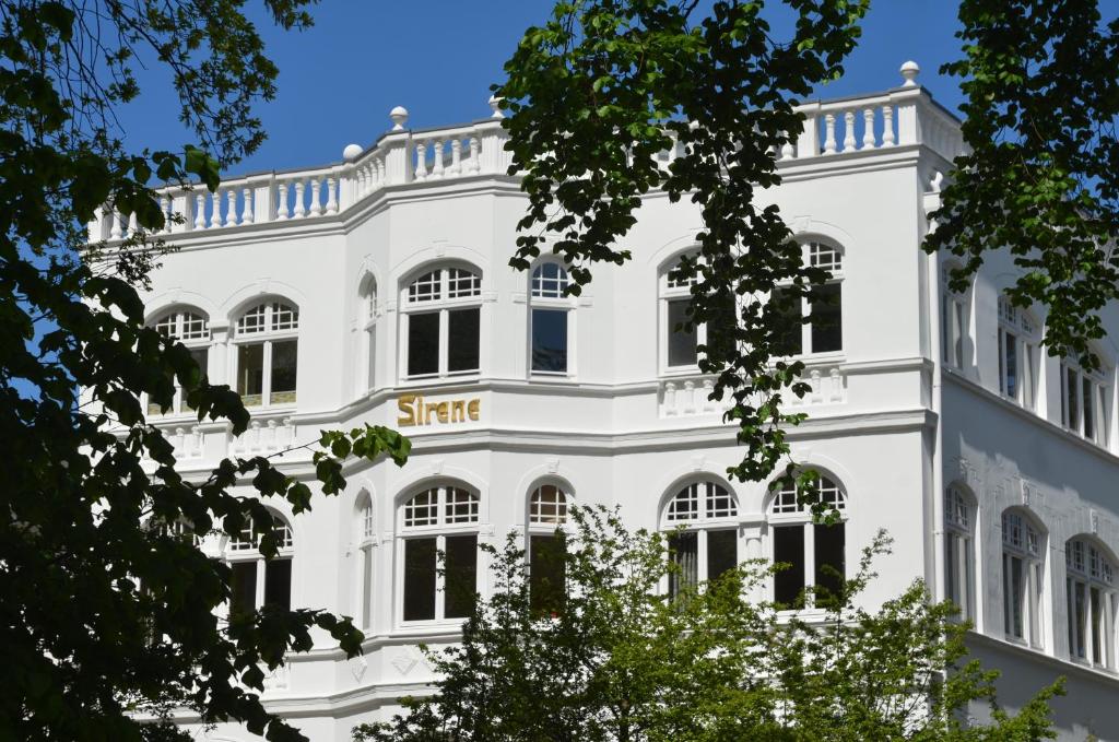 宾茨Villa Sirene - Wohnung 08的白色的建筑,上面有标志
