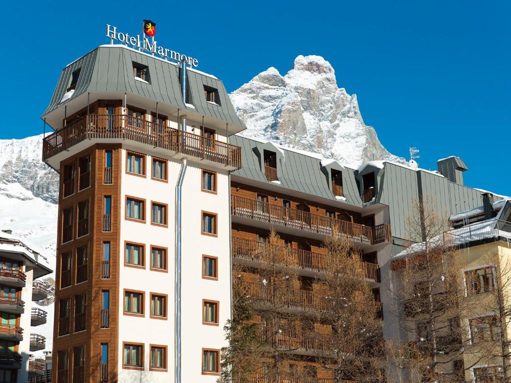 布勒伊-切尔维尼亚Hotel Marmore的酒店建筑背景是一座山