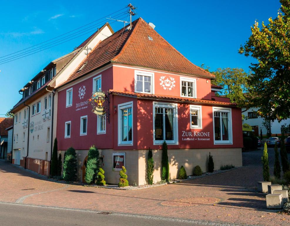 Gottenheim皇冠餐厅旅馆的街道边的红白色建筑