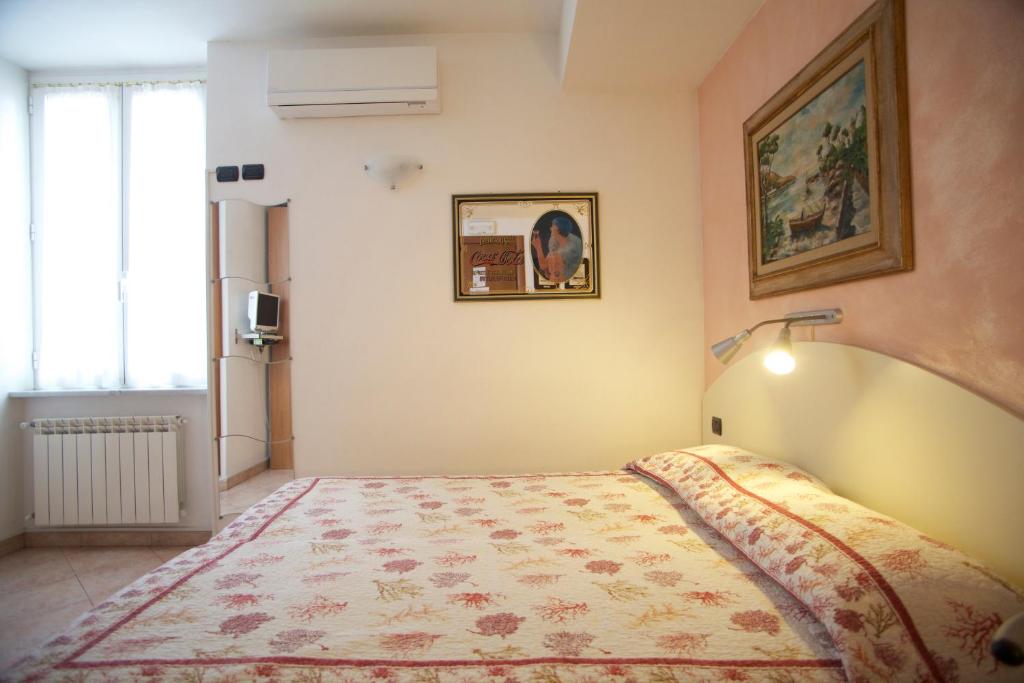 莱万托阿菲塔卡马雷莫尼卡旅馆的一间卧室,卧室内配有一张大床