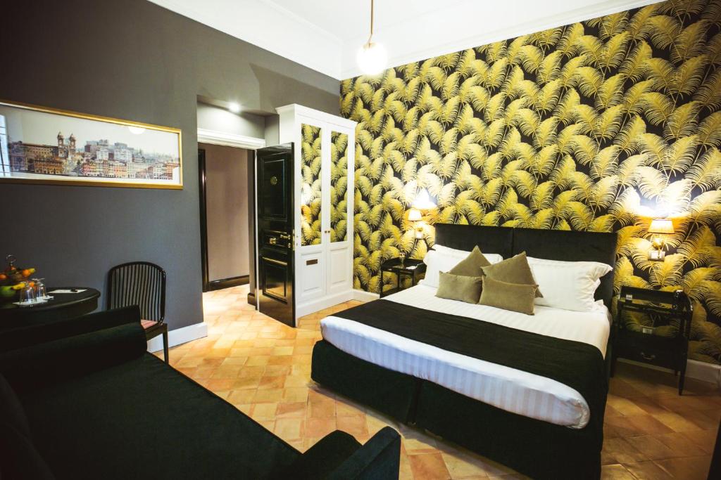 罗马天堂酒店的一间卧室设有一张黄色墙壁的大床