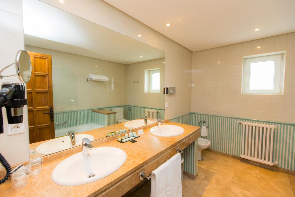 里瓦德奥里巴德欧旅馆的一间带两个盥洗盆和卫生间的浴室