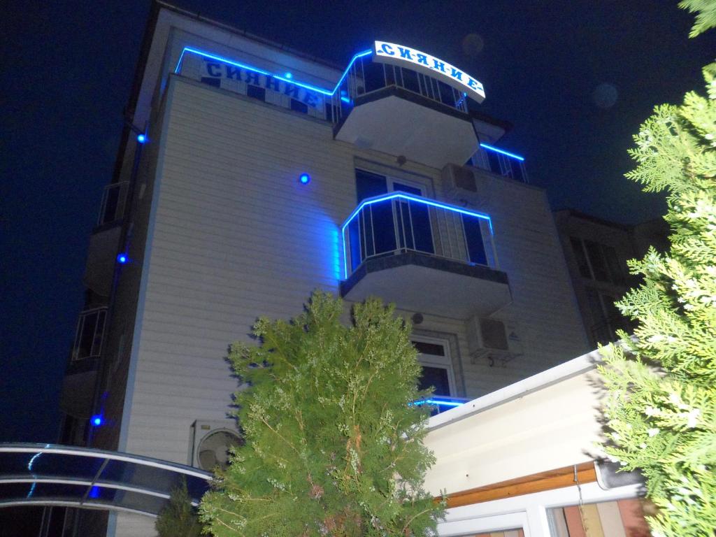 拉夫达Sianie Guest House的建筑的侧面有蓝色的灯光