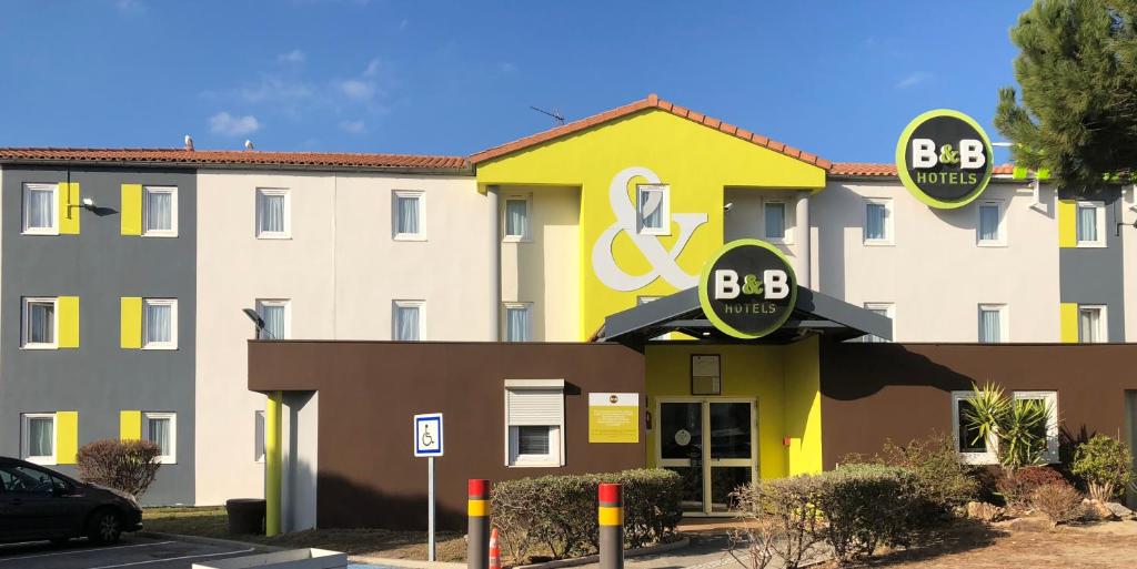 马赛B&B HOTEL Marseille Estaque的前面有标志的大建筑