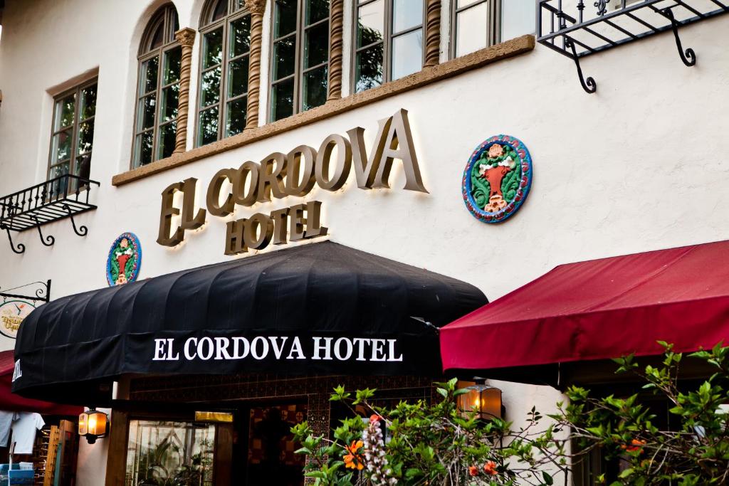 圣地亚哥艾尔科尔多瓦酒店的建筑物一侧有标志的商店