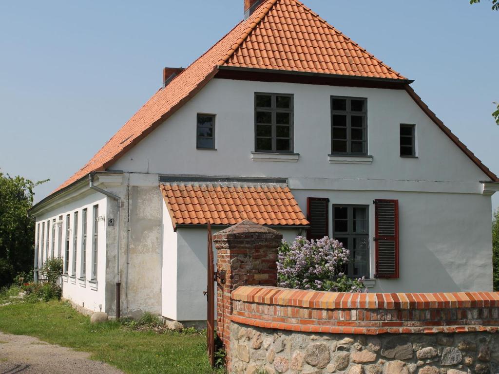 施特芬斯哈根Luxurious Apartment in Steffenshagen with Garden的白色房子,有橙色屋顶