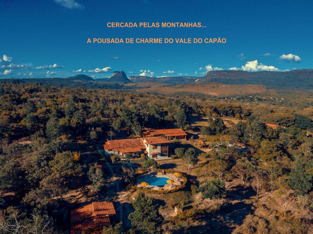 韦尔卡鲍Pousada Villa Lagoa das Cores的享有山脉别墅的全景