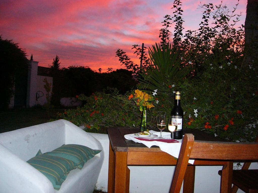 阿尔科斯-德拉弗龙特拉莫林内拉旅馆的一张桌子,上面放着一瓶葡萄酒和一杯葡萄酒