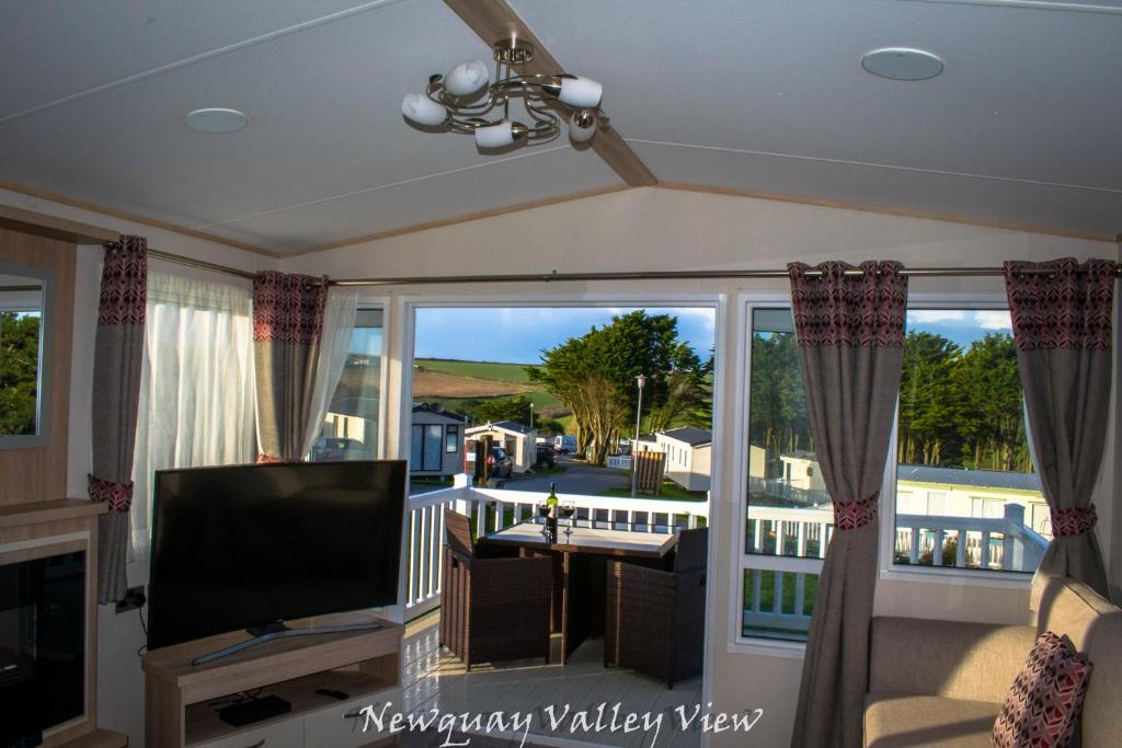 纽基Newquay Valley View的带阳台的客厅