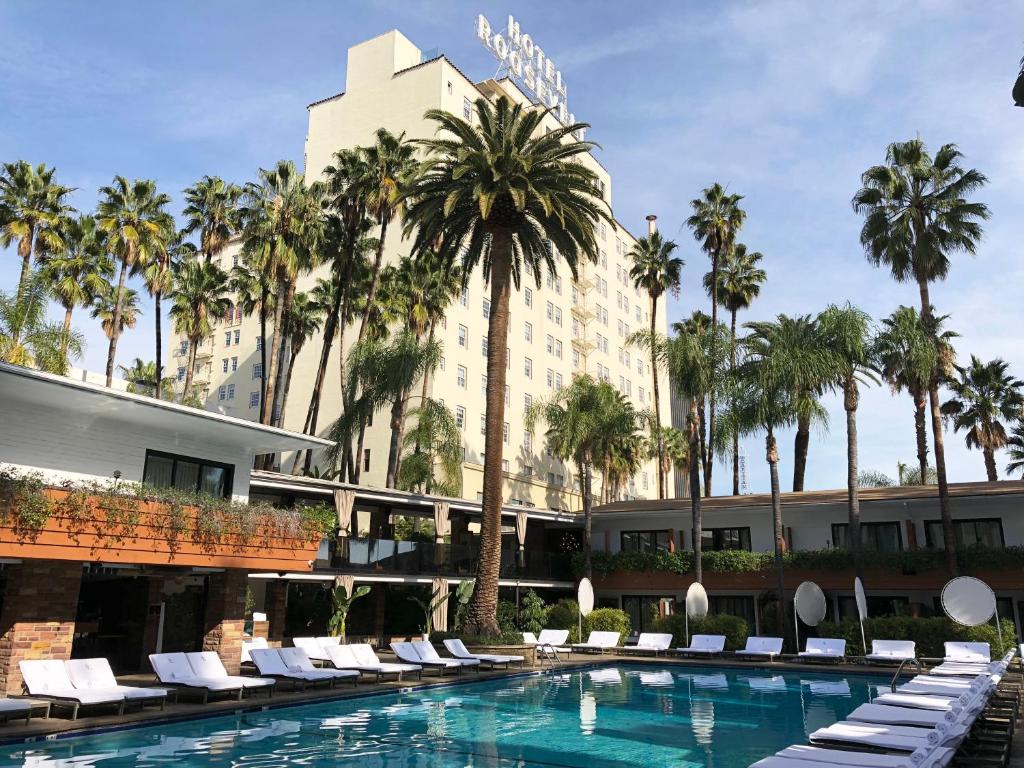 洛杉矶好莱坞罗斯福酒店的一座拥有游泳池和棕榈树的酒店
