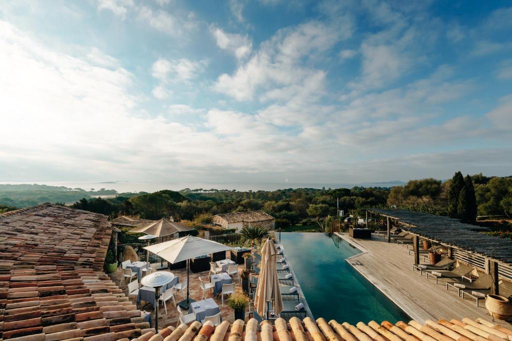 维琪奥港贝尔舍伊巴隆巴热亚酒店的别墅享有泳池的顶部景致