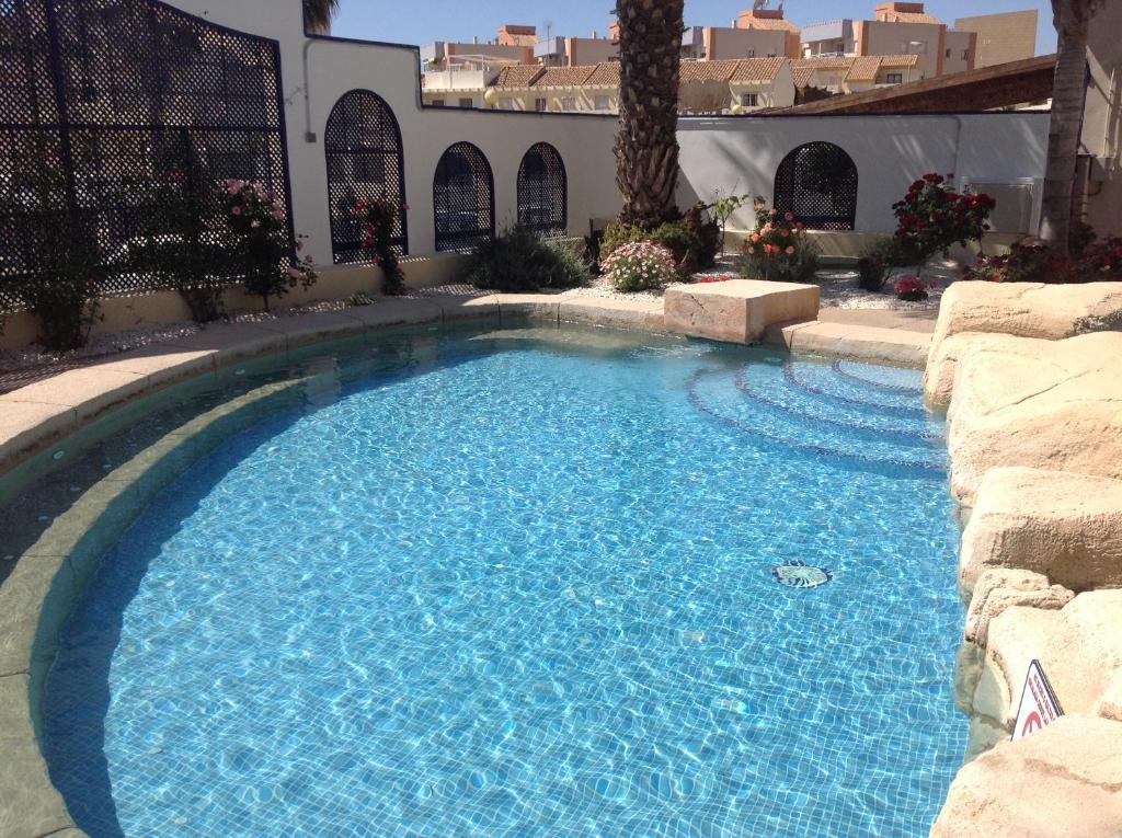 卡布罗伊格Playamarina 1 Reception的庭院里的一个蓝色海水游泳池