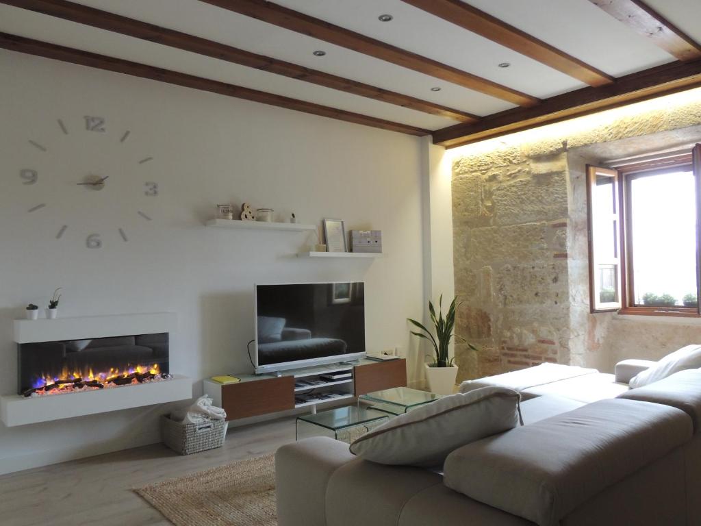 萨拉曼卡Apartamento Ribera Del Puente的带沙发和壁炉的客厅