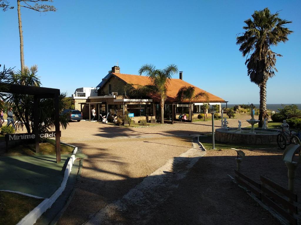 瓜苏维拉埃尔戴苏布瑞米恩托俱乐部度假村的一条街道旁的棕榈树建筑