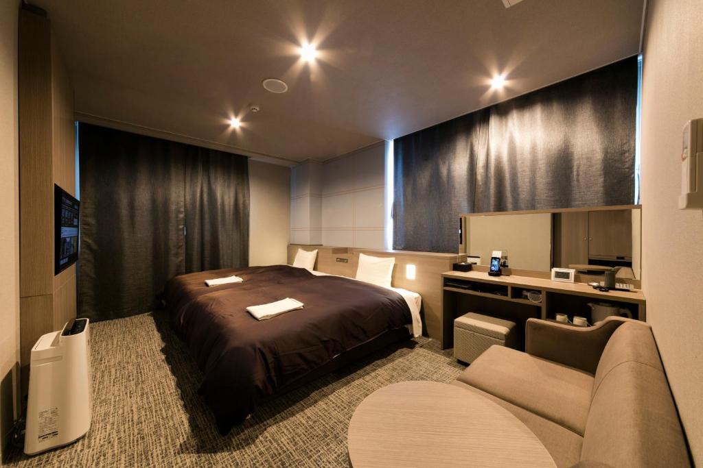 名古屋名古屋新干线口酒店的酒店客房,配有床和沙发