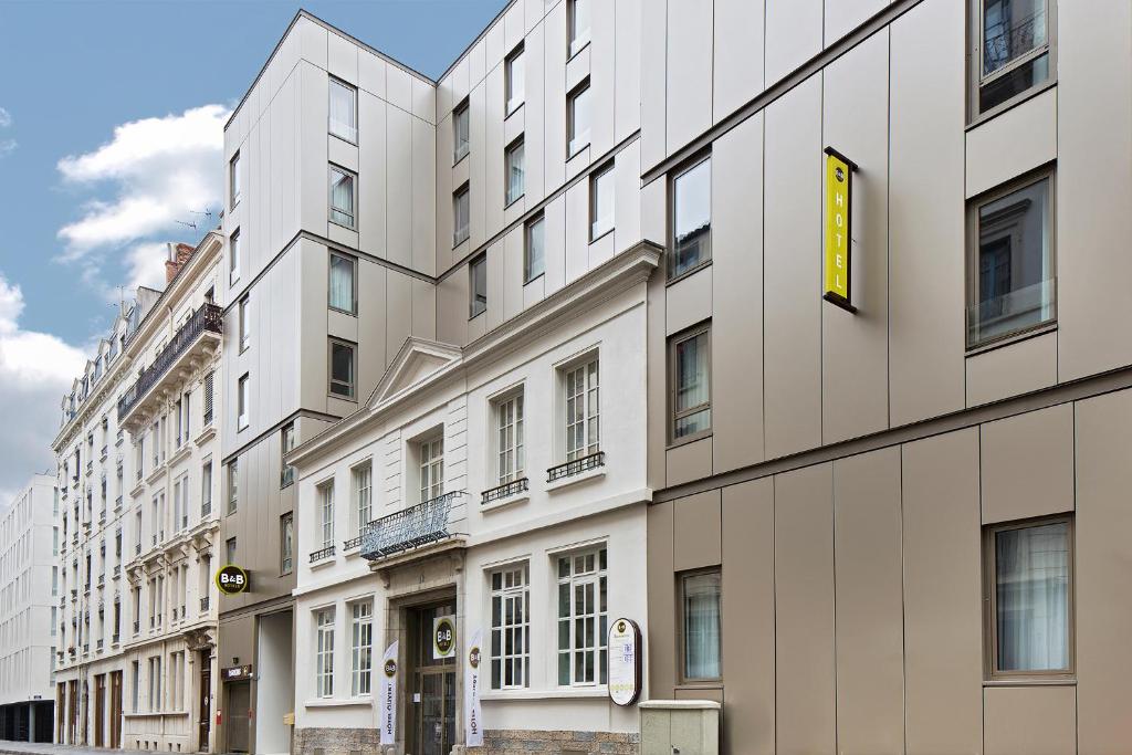 里昂B&B HOTEL LYON Centre Perrache Berthelot的街道上一排白色的建筑
