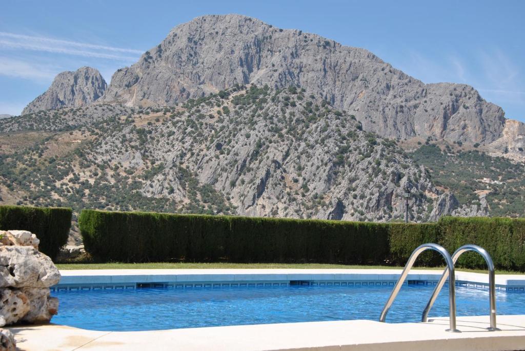 佩里那拉斯维加斯科尔蒂霍酒店的一座山地游泳池