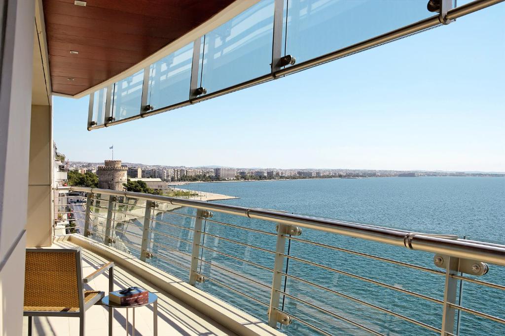 塞萨洛尼基戴奥斯尊享人生酒店的游轮上的阳台,眺望着窗外的水面