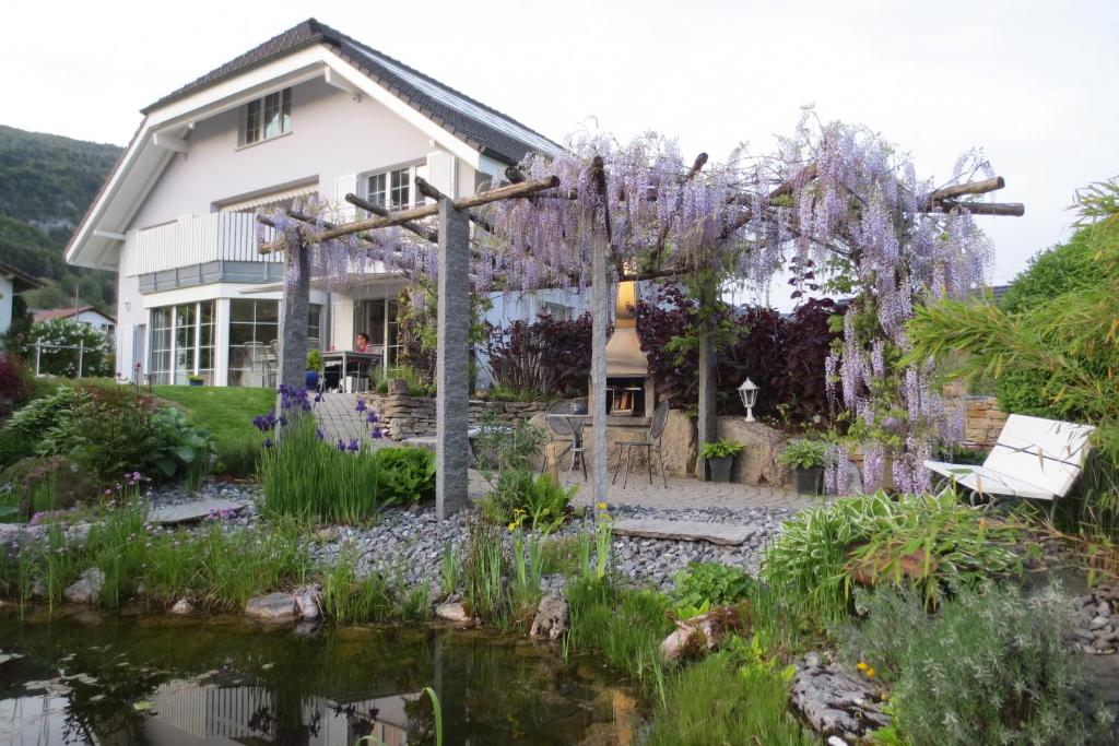 佩瑞BnB Villa Levanta的一座带花园和池塘的房子