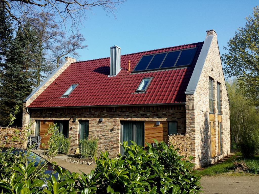 Wendisch Evernmara的一座房子,屋顶上设有太阳能电池板