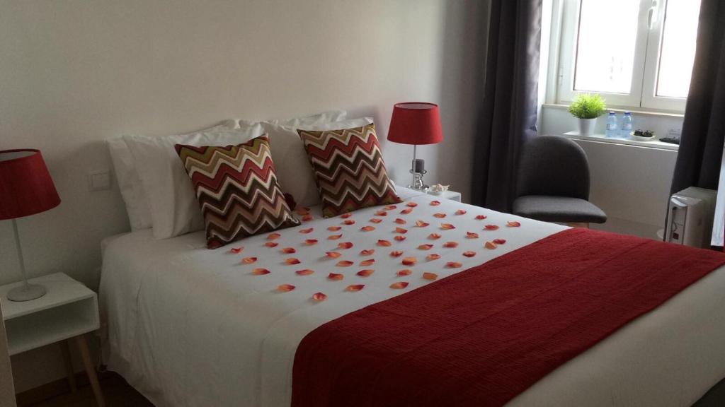 阿威罗Aveiro White House的一间卧室配有一张带红白毯子的床