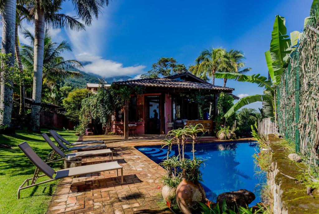 伊利亚贝拉Feiticeira Guesthouse的一座带游泳池和度假村的别墅