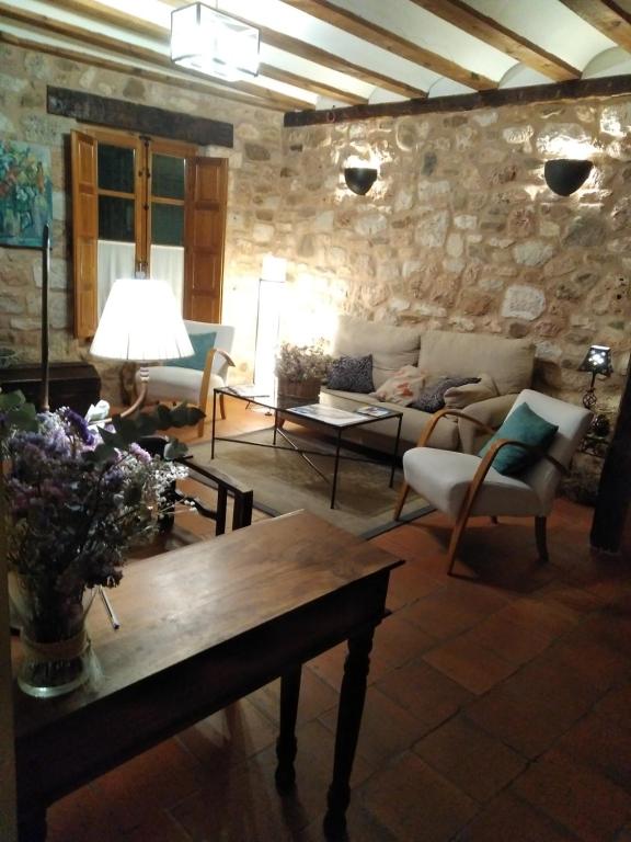 艾利翁阿达尔维乡村酒店的客厅配有沙发和桌子