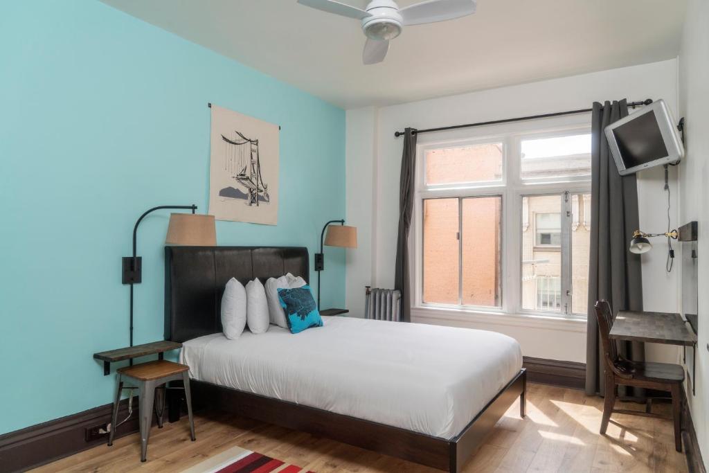旧金山巴特利特酒店和旅馆的一间卧室设有一张大床和一个窗户。