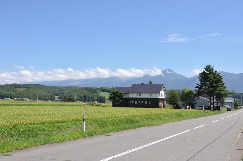 上富良野町上富良野旅馆的坐在路边的房子