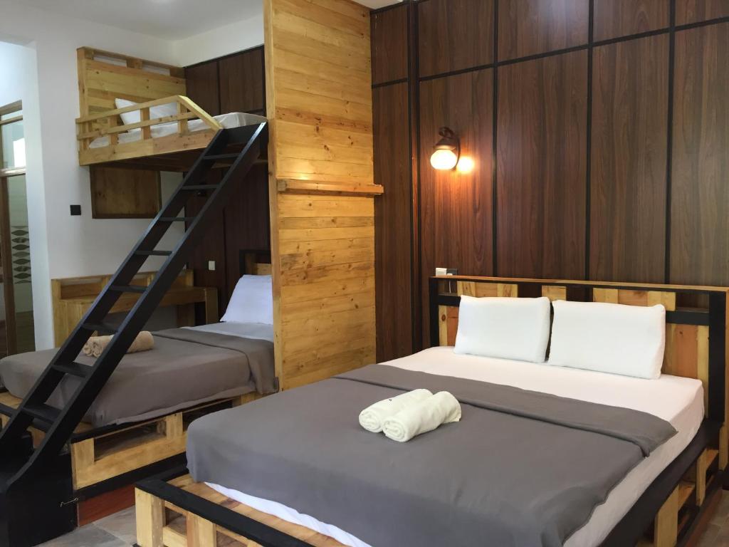 埃拉伊甸乐园宾馆的一间带两张双层床的卧室和楼梯