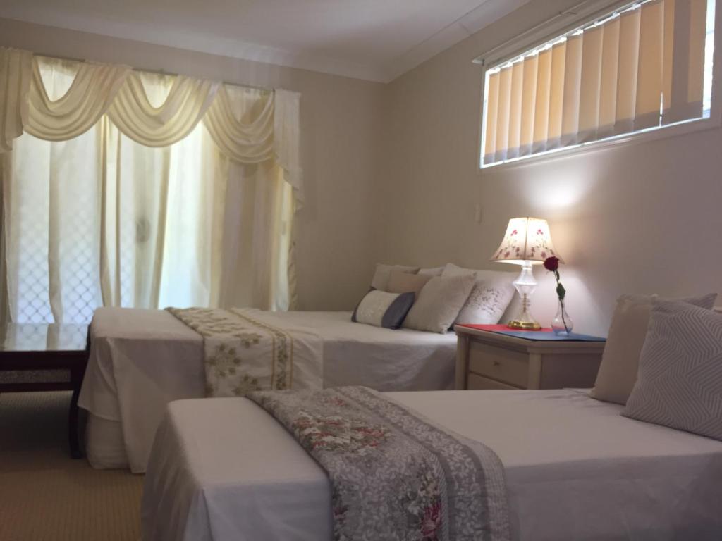 黄金海岸Deleted的酒店客房设有两张床和窗户。