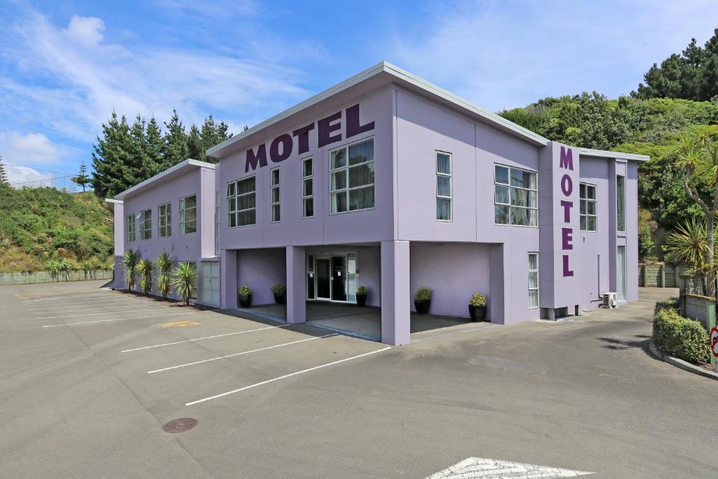 波里鲁阿紫晶阁汽车旅馆的紫色汽车旅馆设有停车场
