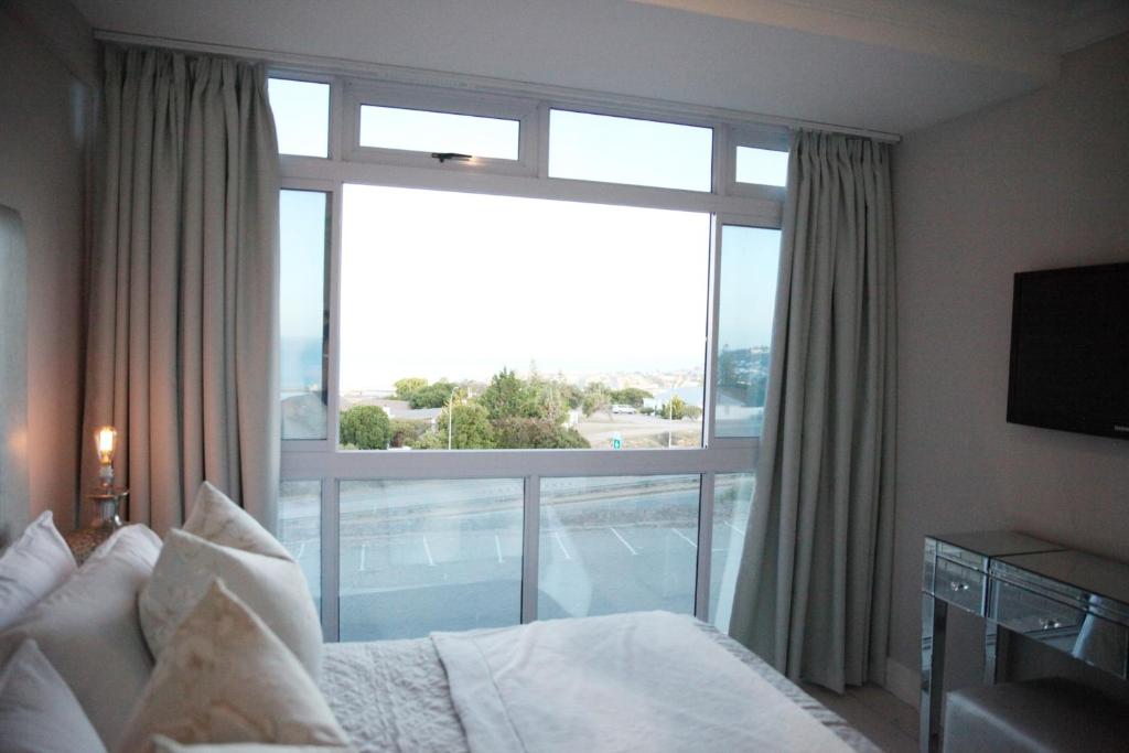 莫塞尔湾view at the bay 4的一间卧室设有一张床和一个大窗户