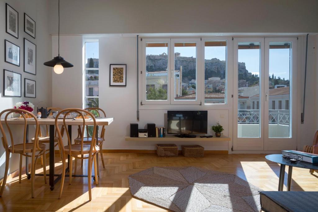 雅典安蒂民宿的客厅配有桌椅和窗户。