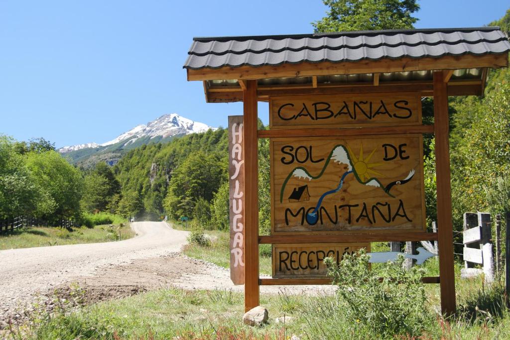 富塔莱乌富Cabañas Sol de Montañas的山的卡扎玛标志