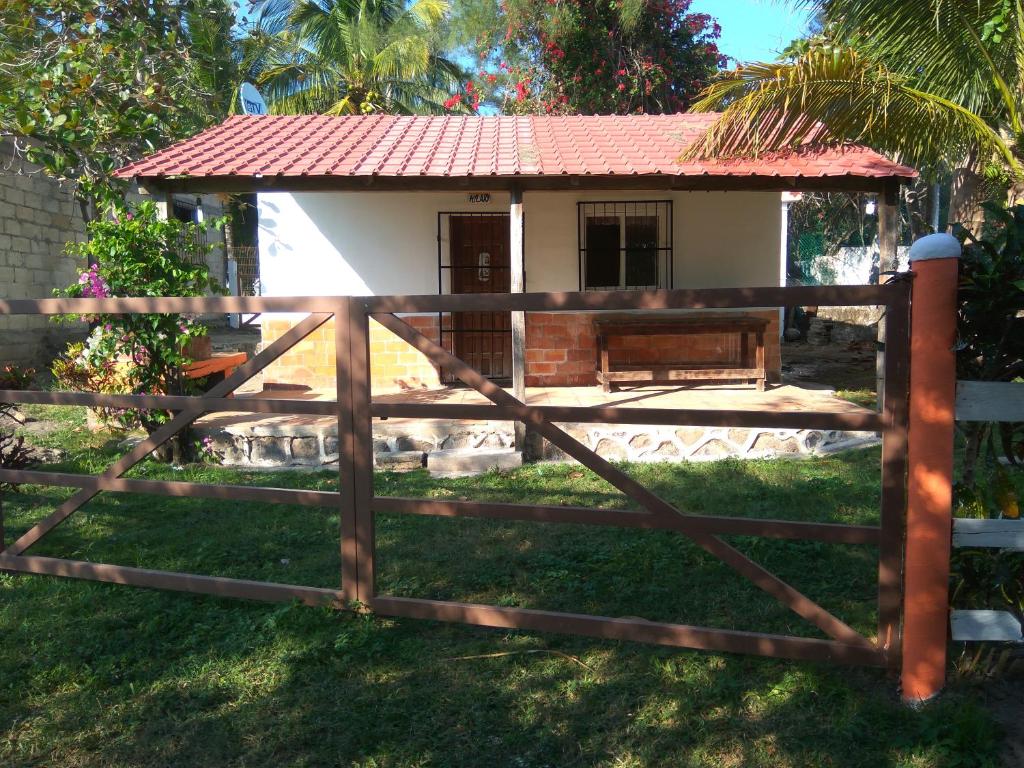Laguna VerdeCabaña Quiahuiztlán Playa Villa Rica的小屋前的木栅栏
