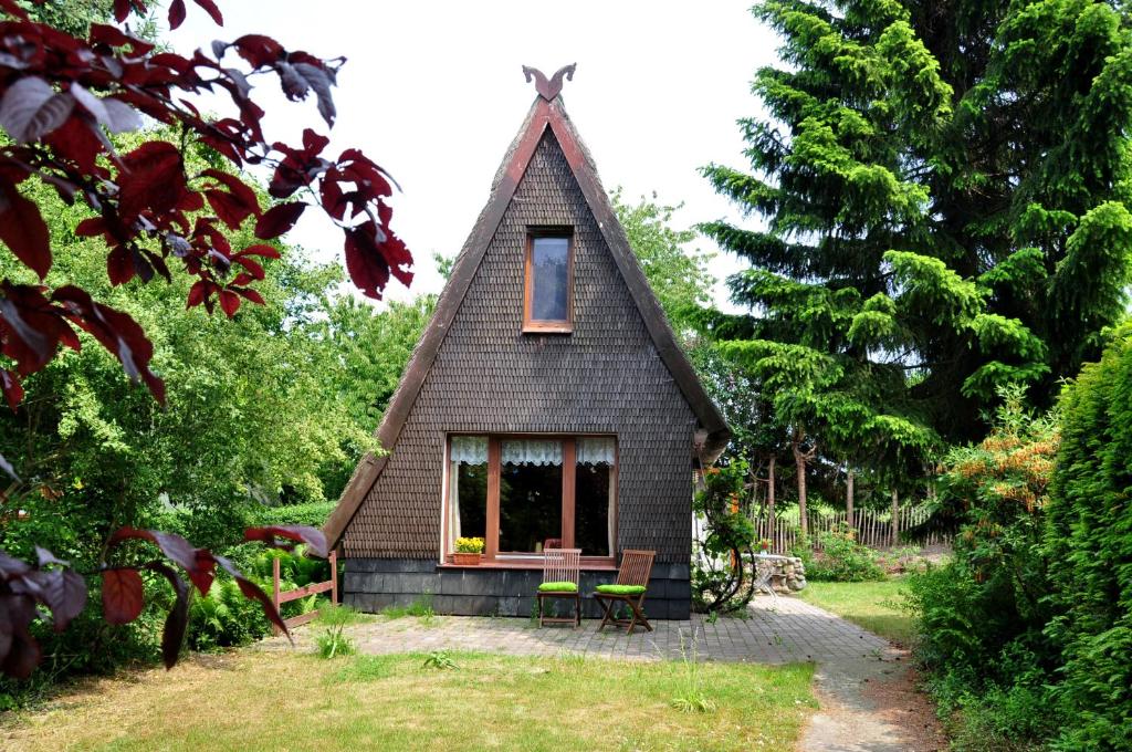 维滕贝克Finnhütte von Mai bis September的一个小房子,设有窗户和长凳