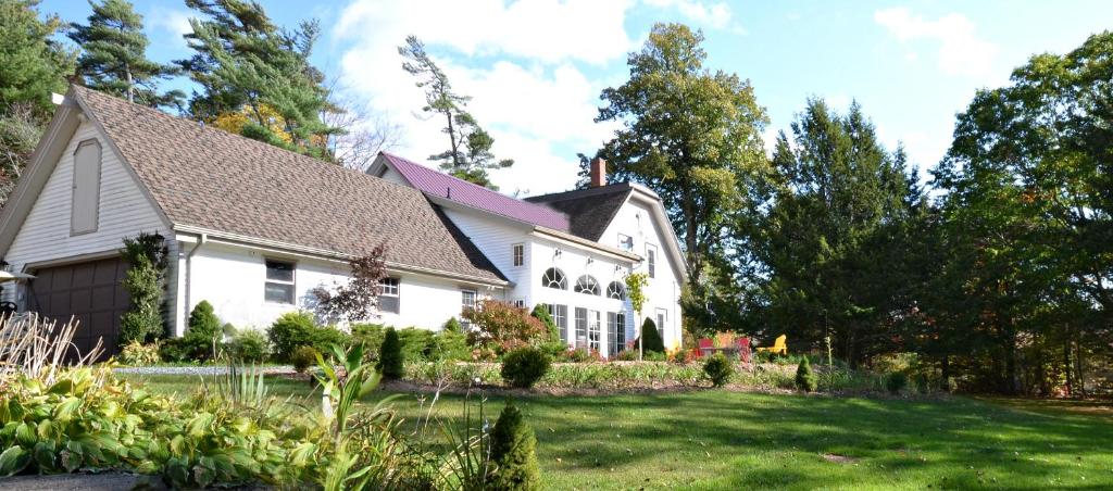 Elmsdale石南木住宿加早餐旅馆的白色的房子,设有园景庭院