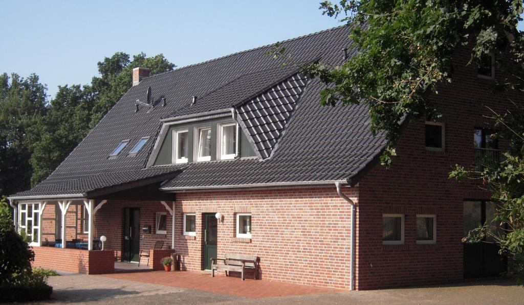 许托夫FW "Quendorfer See"的屋顶上有一个太阳能屋顶的房子