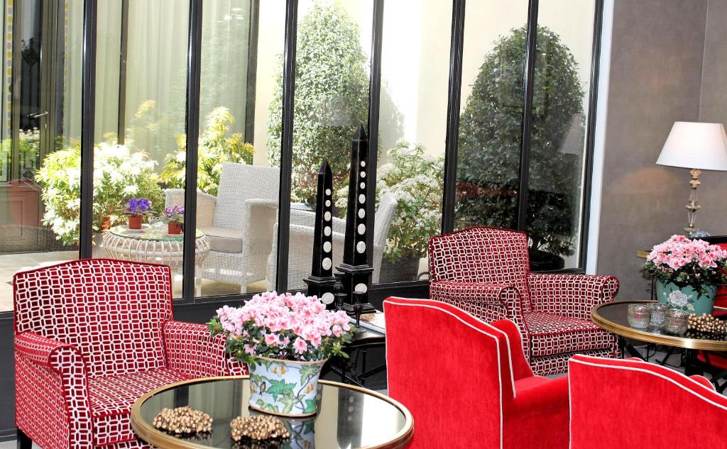 巴黎我家在巴黎酒店的带阳台的桌椅和鲜花客房