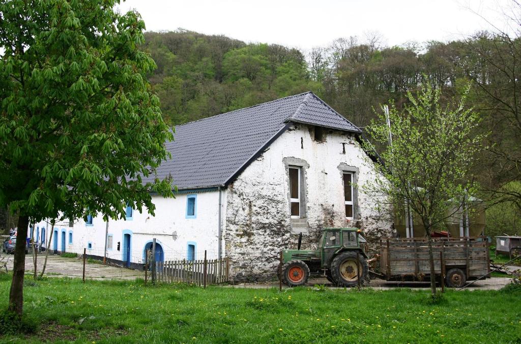 BockholtzB&B Berkel in old farmhouse的停在白色建筑前的绿色拖拉机