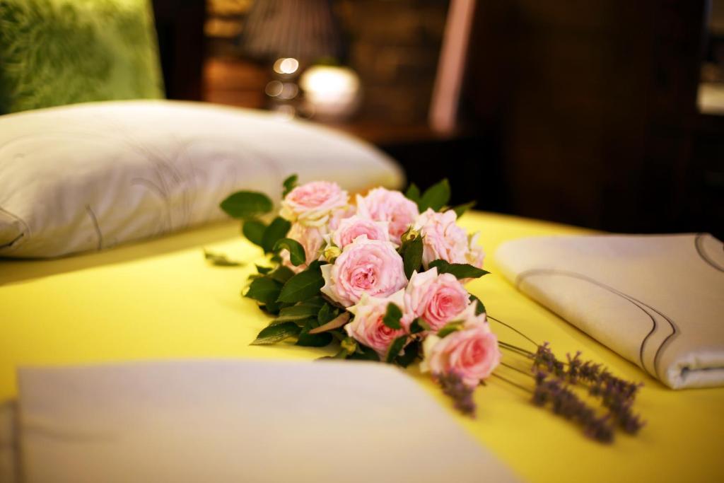 奥瑞比克Apartments Villa ViDa Orebić的床上一束粉红色玫瑰花