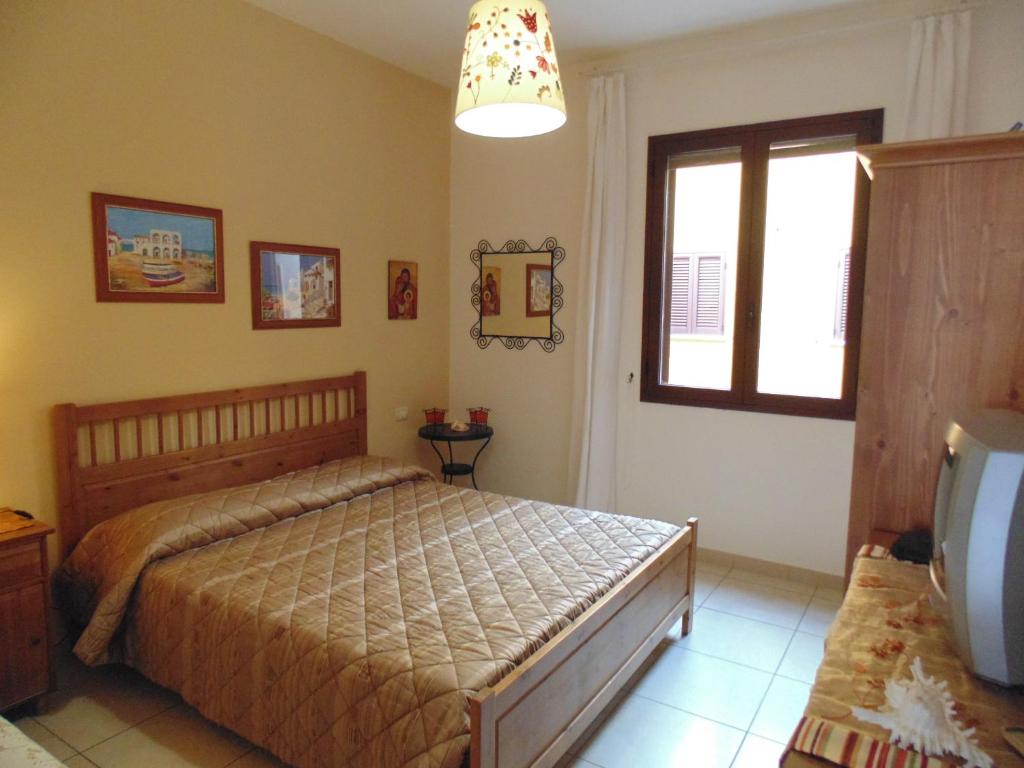 加利波利Residence Massilor的一间卧室设有一张床和一个窗口