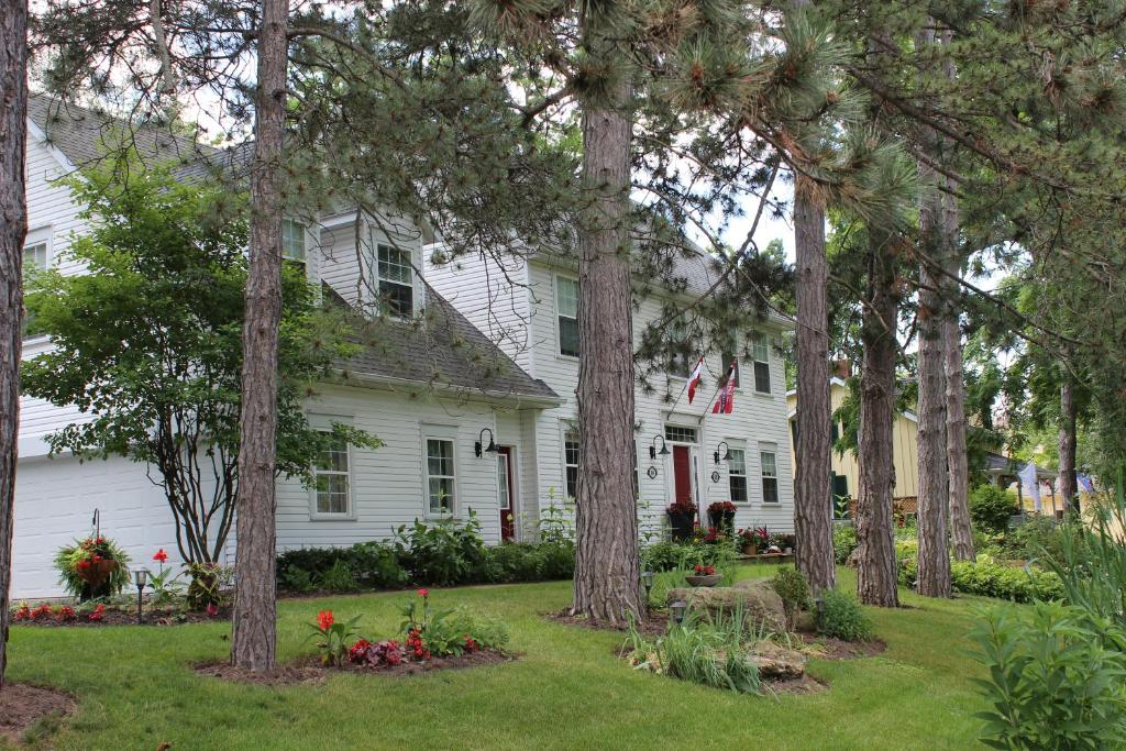 滨湖尼亚加拉Darlington House Bed and Breakfast的院子里有树木的白色房子