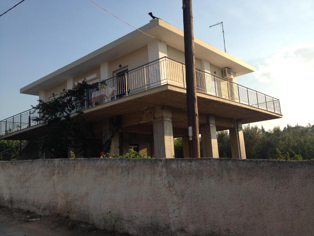 DhílesiDimitri's house的墙上带阳台的房子