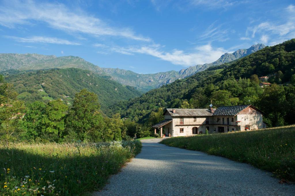 SordevoloCa' dal Pipa的通往山间房屋的道路