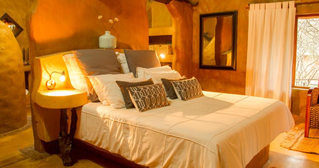 侯斯普瑞特Little Bush Lodge的一间卧室配有带白色床单和枕头的床。