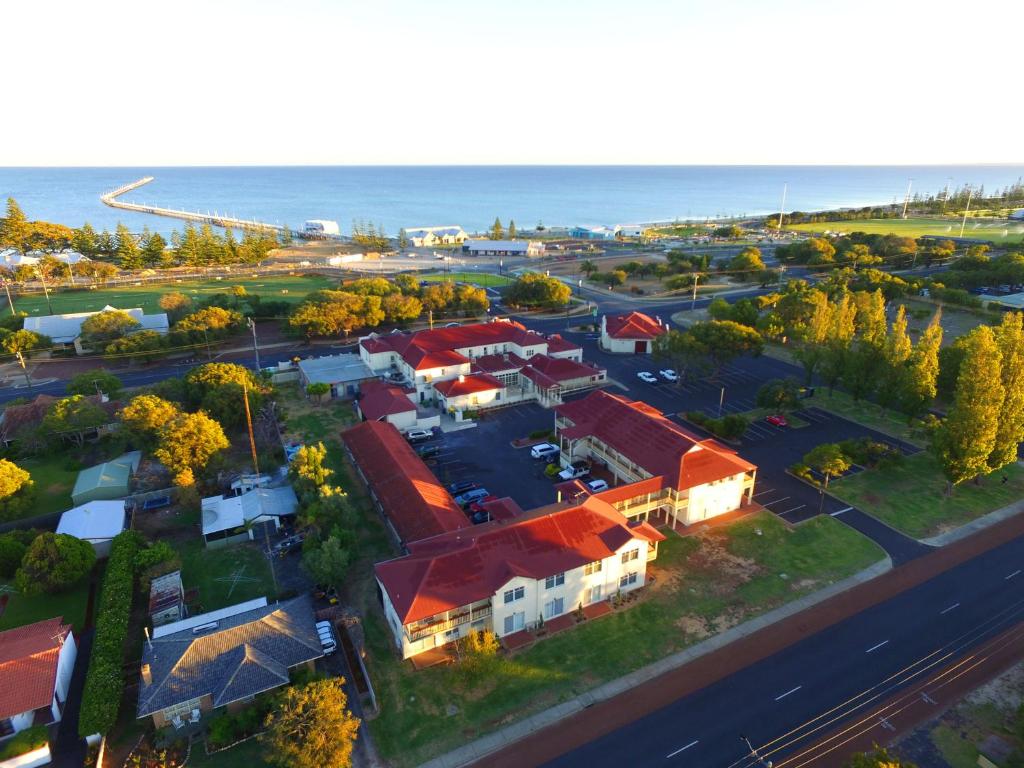 巴瑟尔顿巴瑟尔顿滨海大酒店的背景海洋的学校的空中景观