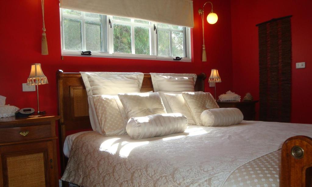 邓斯伯勒灯笼住宿加早餐旅馆的卧室设有红色的墙壁和一张带白色枕头的床